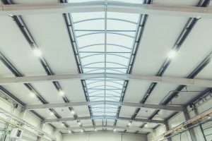 Normy oświetleniowe w budynkach przemysłowych