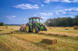 3 korzyści przemawiające za wynajmem maszyn rolniczych